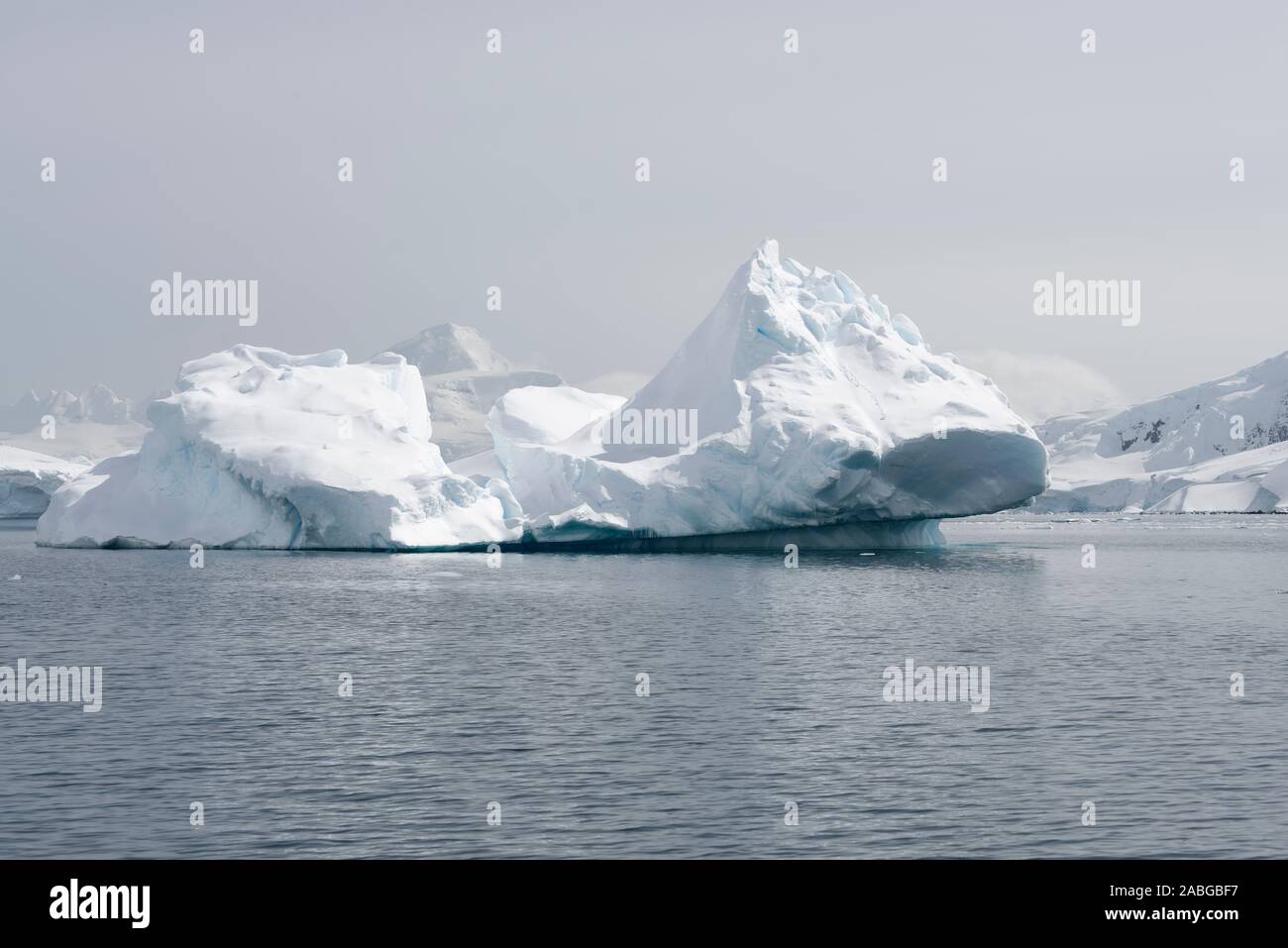 Bella Iceberg Galleggiante, Paradise Harbor, Danco Island, Antartide Foto Stock