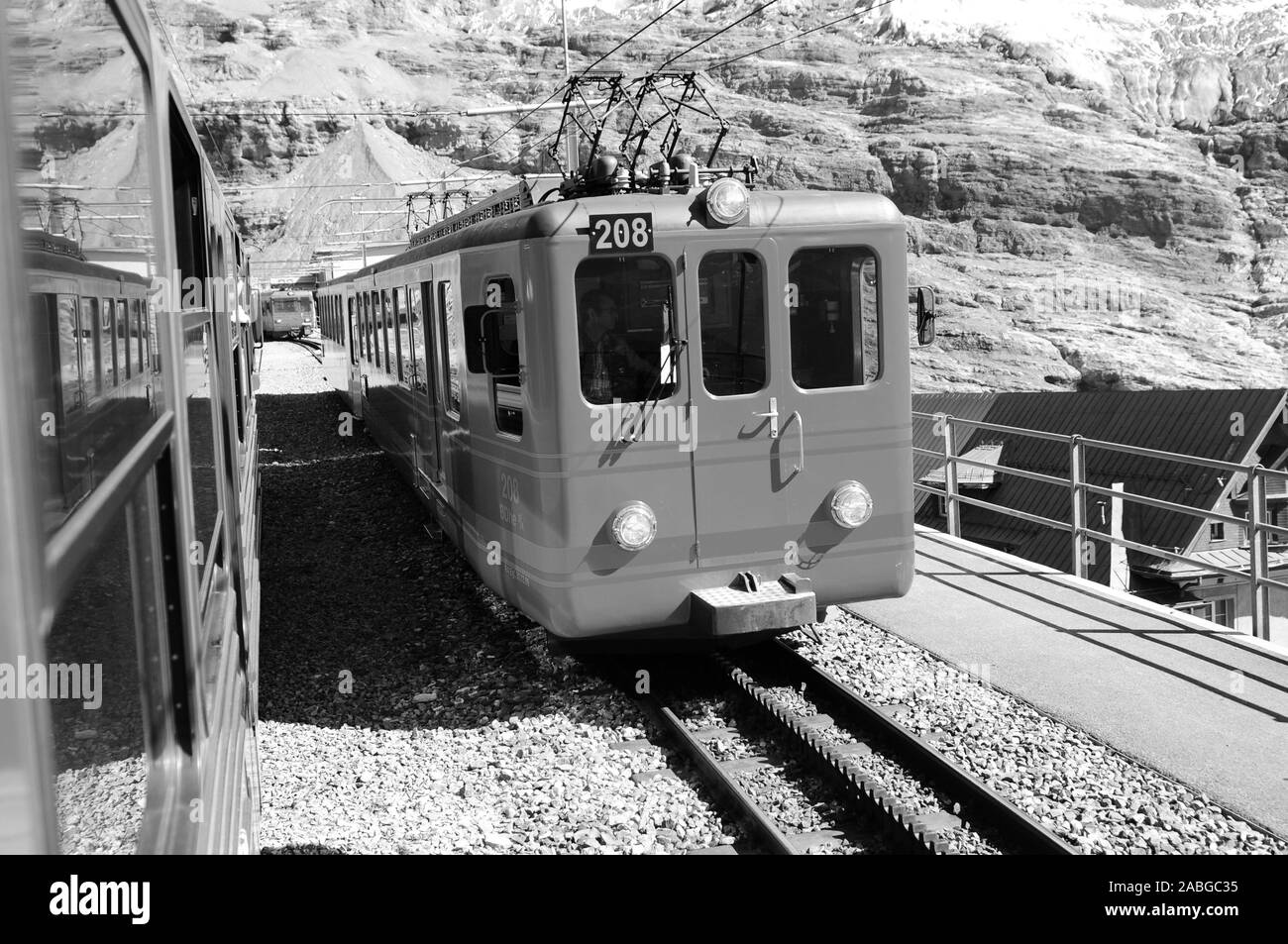 Jungfraujoch i treni che si incrociano in corrispondenza del piede della Mönchs-Glacier nelle alpi svizzere Foto Stock