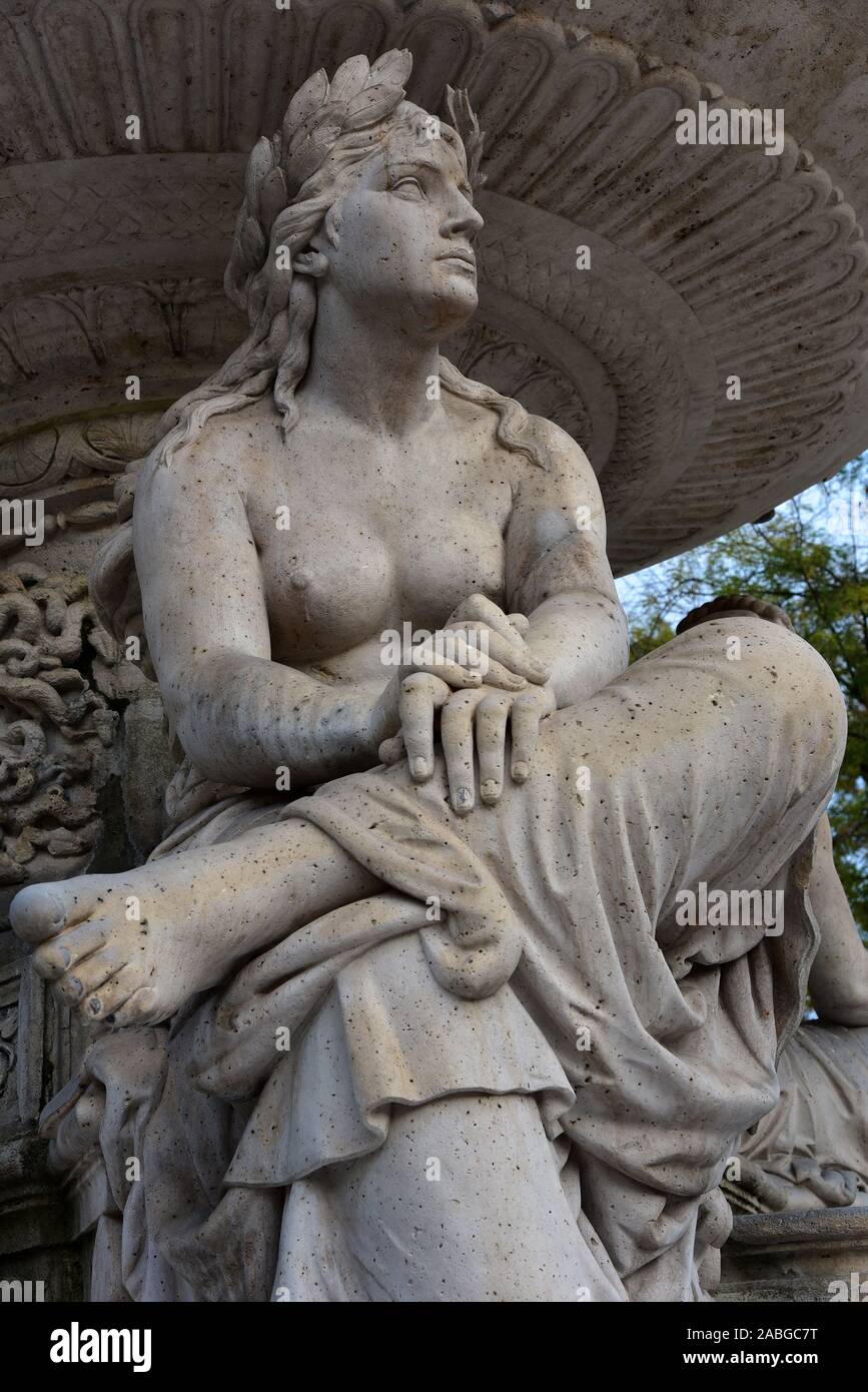 Statua femminile, una delle tre figure che compongono la base della bella neo-rinascimentale fontana del Danubio, Budapest, Ungheria, l'Europa. Foto Stock