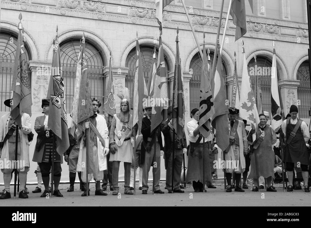 La Repubblica elvetica di soldati e combattenti sono la protezione della Banca nazionale svizzera a Zurigo presso la festa nazionale svizzera Foto Stock
