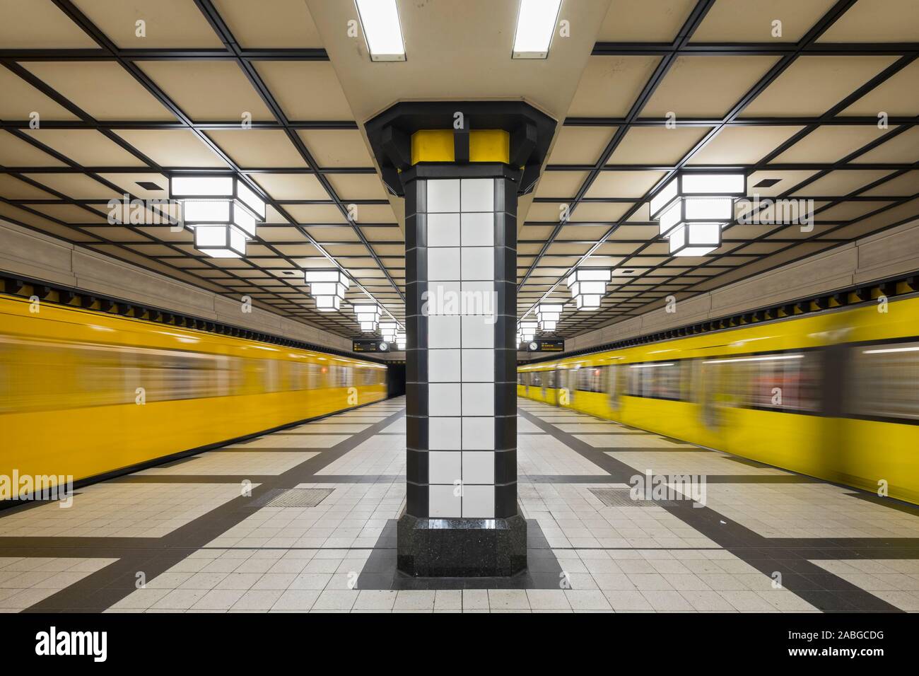 Piattaforma della stazione della metropolitana di Berlino Germania Foto Stock