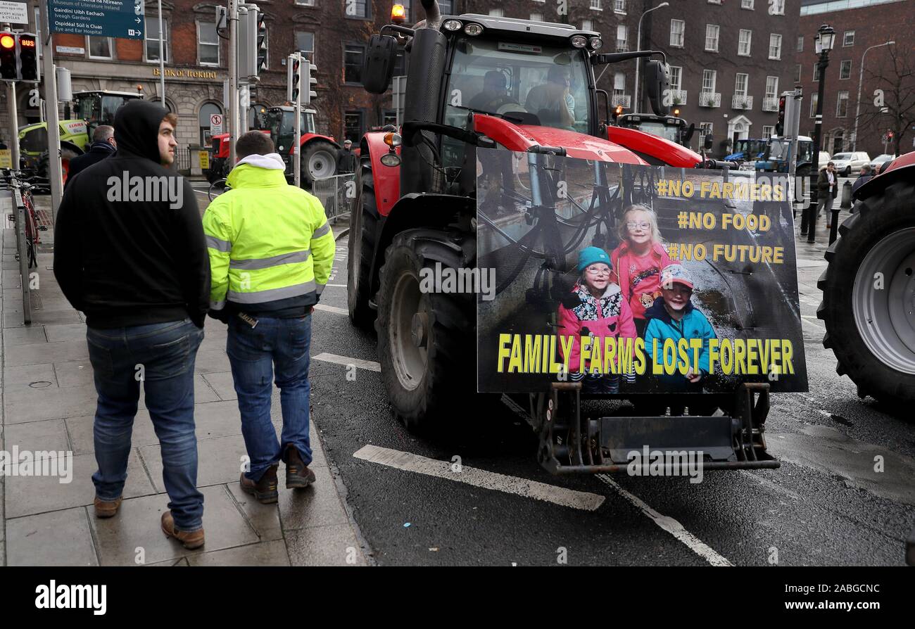 Trattori parcheggiati nelle strade intorno a Santo Stefano verde nel centro della città di Dublino come una manifestazione di protesta da parte degli agricoltori al di sopra dei prezzi da ottenere per i loro prodotti continua. Foto Stock
