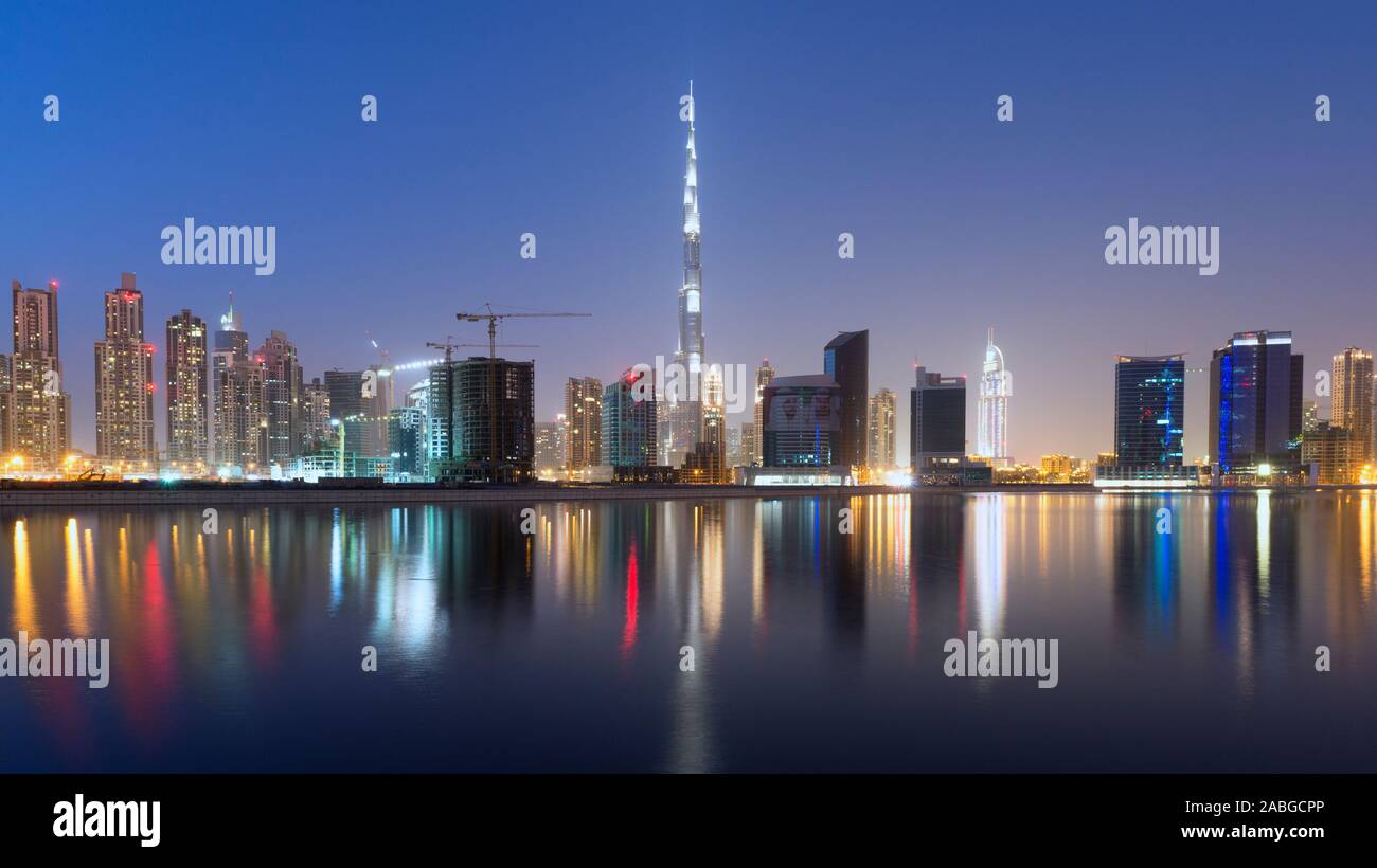 Vista notturna della skyline di New Business Bay district in Dubai Emirati Arabi Uniti Foto Stock