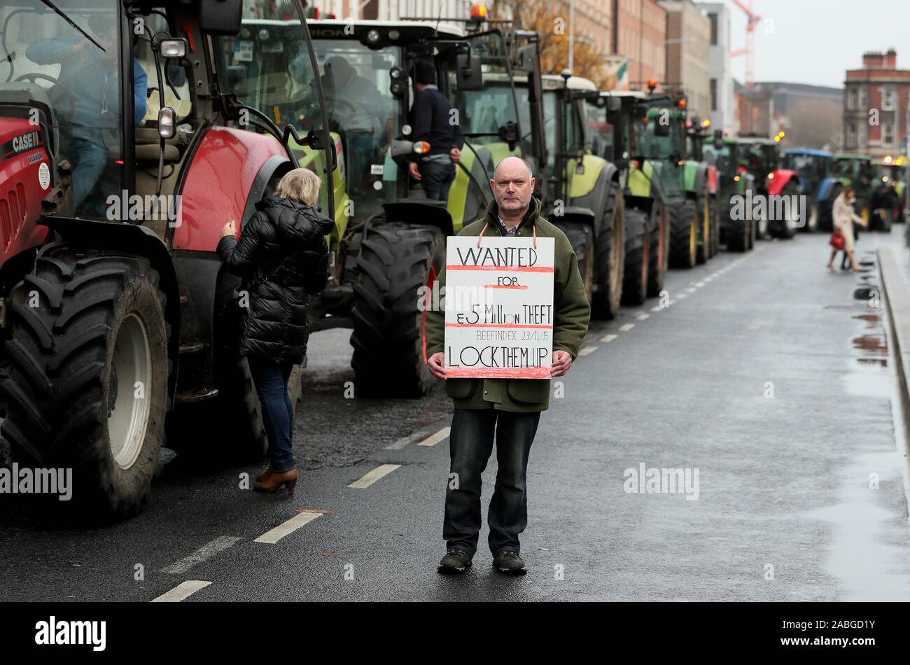Finbar Reburn, un coltivatore da Cavan, a fianco di trattori parcheggiati nelle strade intorno a Santo Stefano verde nel centro della città di Dublino come una manifestazione di protesta da parte degli agricoltori al di sopra dei prezzi da ottenere per i loro prodotti continua. Foto Stock