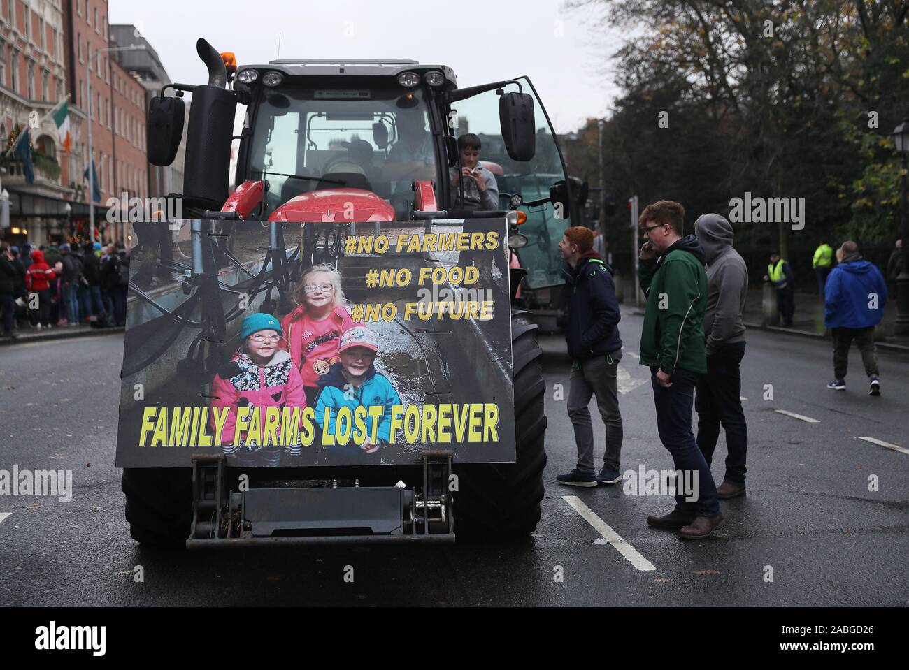 Trattori parcheggiati nelle strade intorno a Santo Stefano verde nel centro della città di Dublino come una manifestazione di protesta da parte degli agricoltori al di sopra dei prezzi da ottenere per i loro prodotti continua. Foto Stock