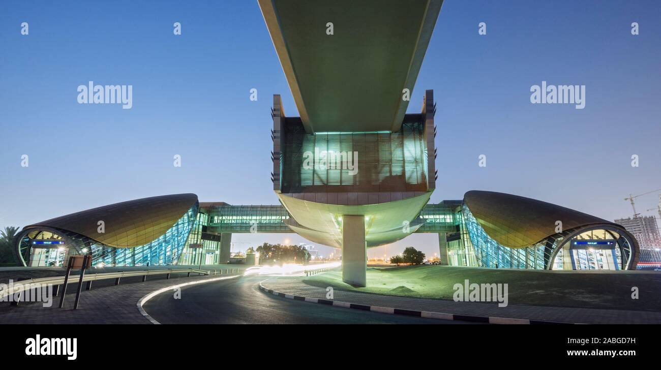 Metropolitana moderna stazione ferroviaria di notte in Dubai Emirati Arabi Uniti Foto Stock