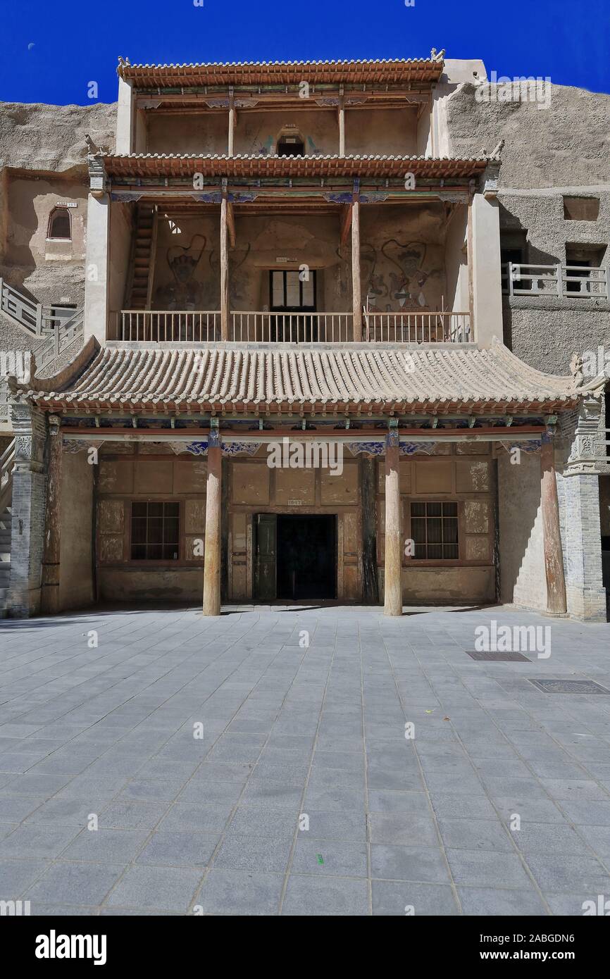 Alto portico in legno a 3 piani grotte 16-17 Biblioteca Cave-365-366. Mogao Grotte Buddiste-Dunhuang-Gansu-China-0631 Foto Stock