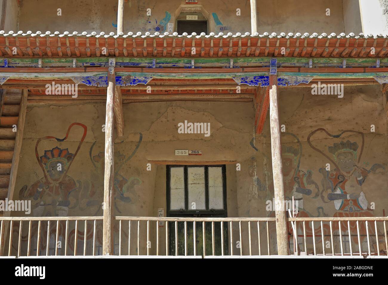 Alto portico in legno a 3 piani grotte 16-17 Biblioteca Cave-365-366. Mogao Grotte Buddiste-Dunhuang-Gansu-China-0632 Foto Stock