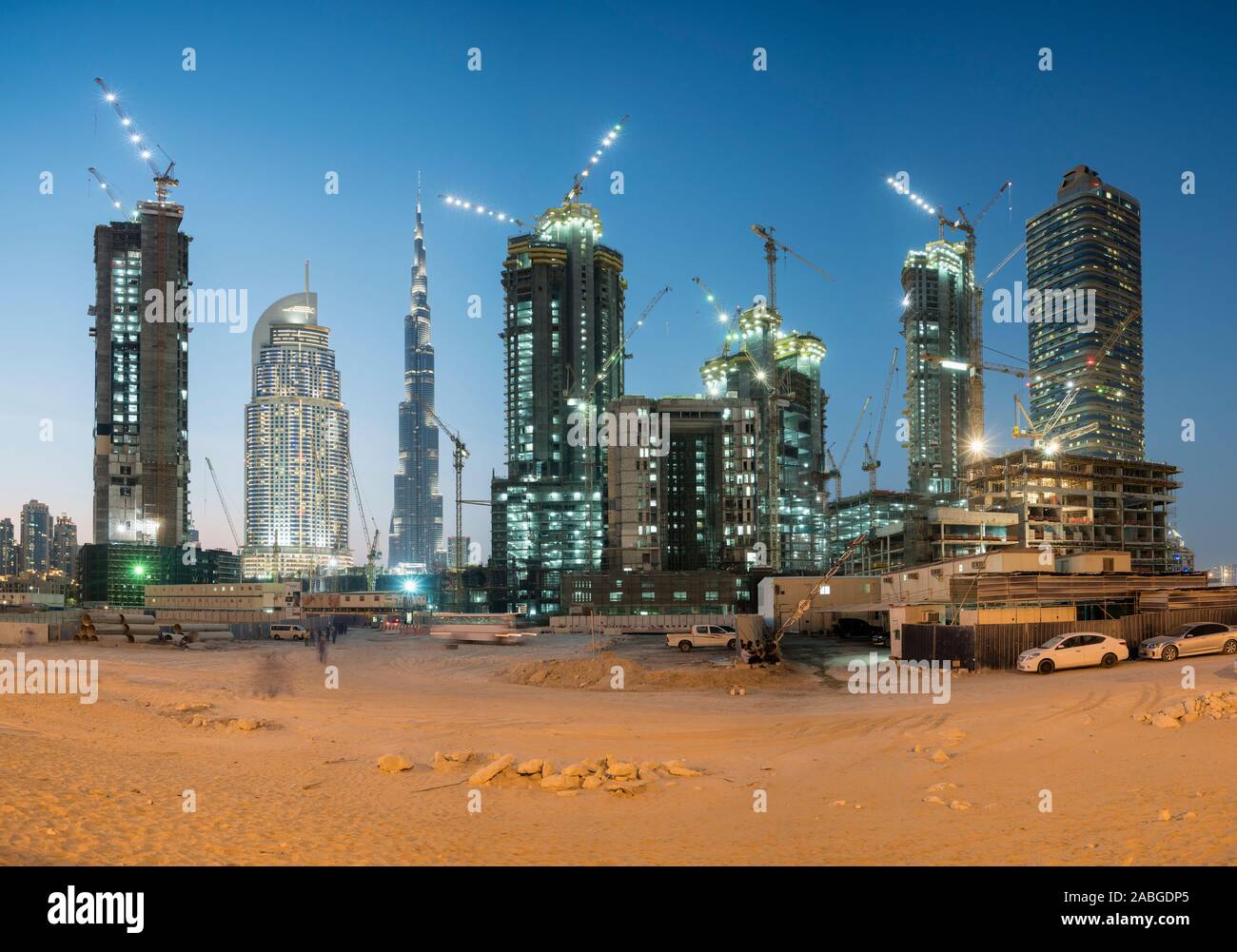 Vista notturna di siti di costruzione del nuovo alto appartamento di lusso torri in Dubai Emirati Arabi Uniti Foto Stock