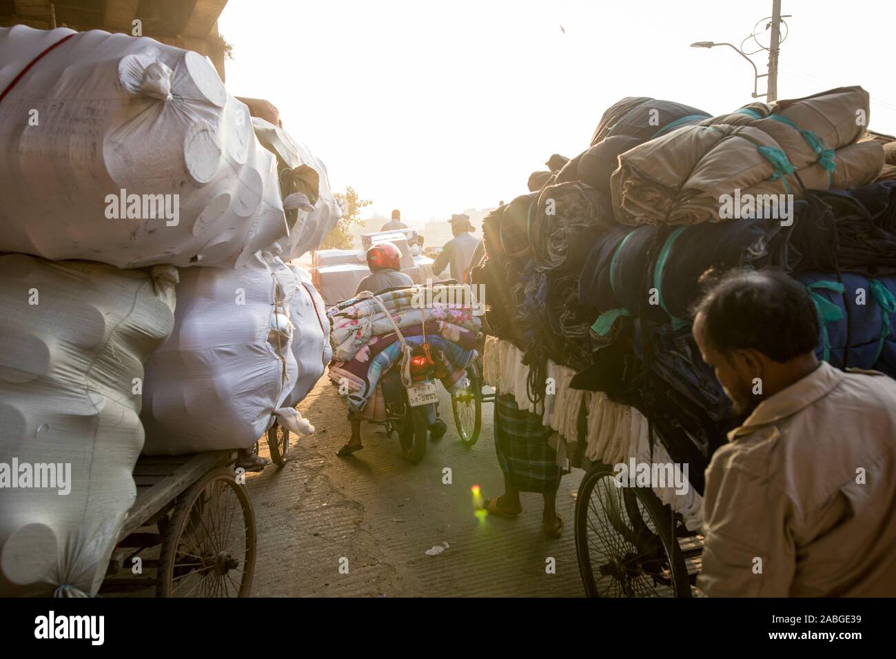 Dacca in Bangladesh - Novembre 27, 2019 : i trasporti sono bloccati sulla trafficata strada di Dhaka. Foto Stock