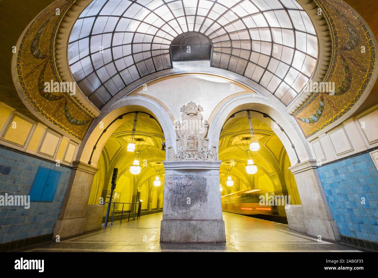 Ornato vecchia architettura a Heidelberger stazione sul sistema della metropolitana di Berlino in Germania Foto Stock