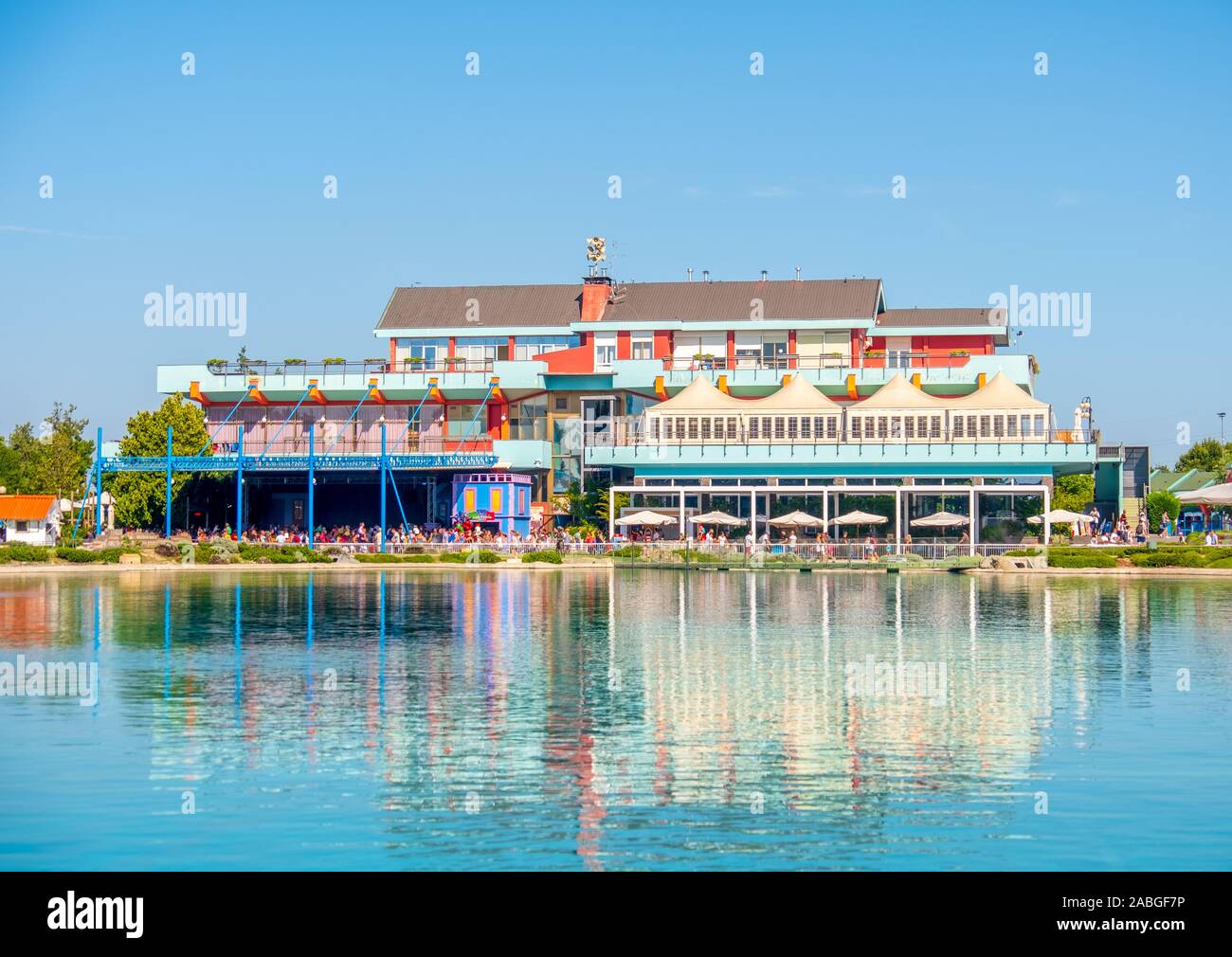 L'edificio ingresso di Leolandia divertimenti parco a tema come si vede dalla centrale di stagno a Bergamo, Italia Foto Stock