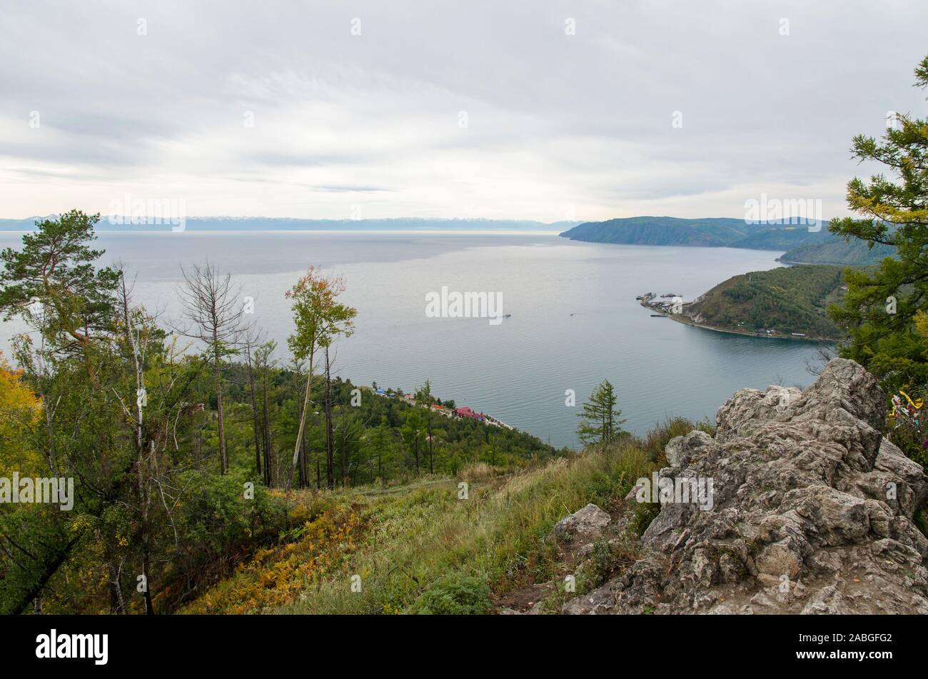 Lago Baikal vista dalla pietra Chersky (Listvyanka, Russia) Foto Stock