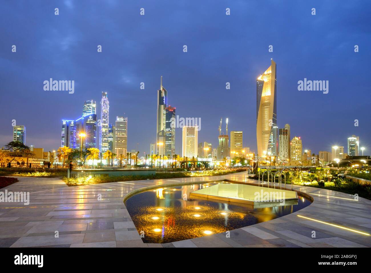 Skyline del CBD di Kuwait City da Al Shaheed Park in Kuwait Foto Stock
