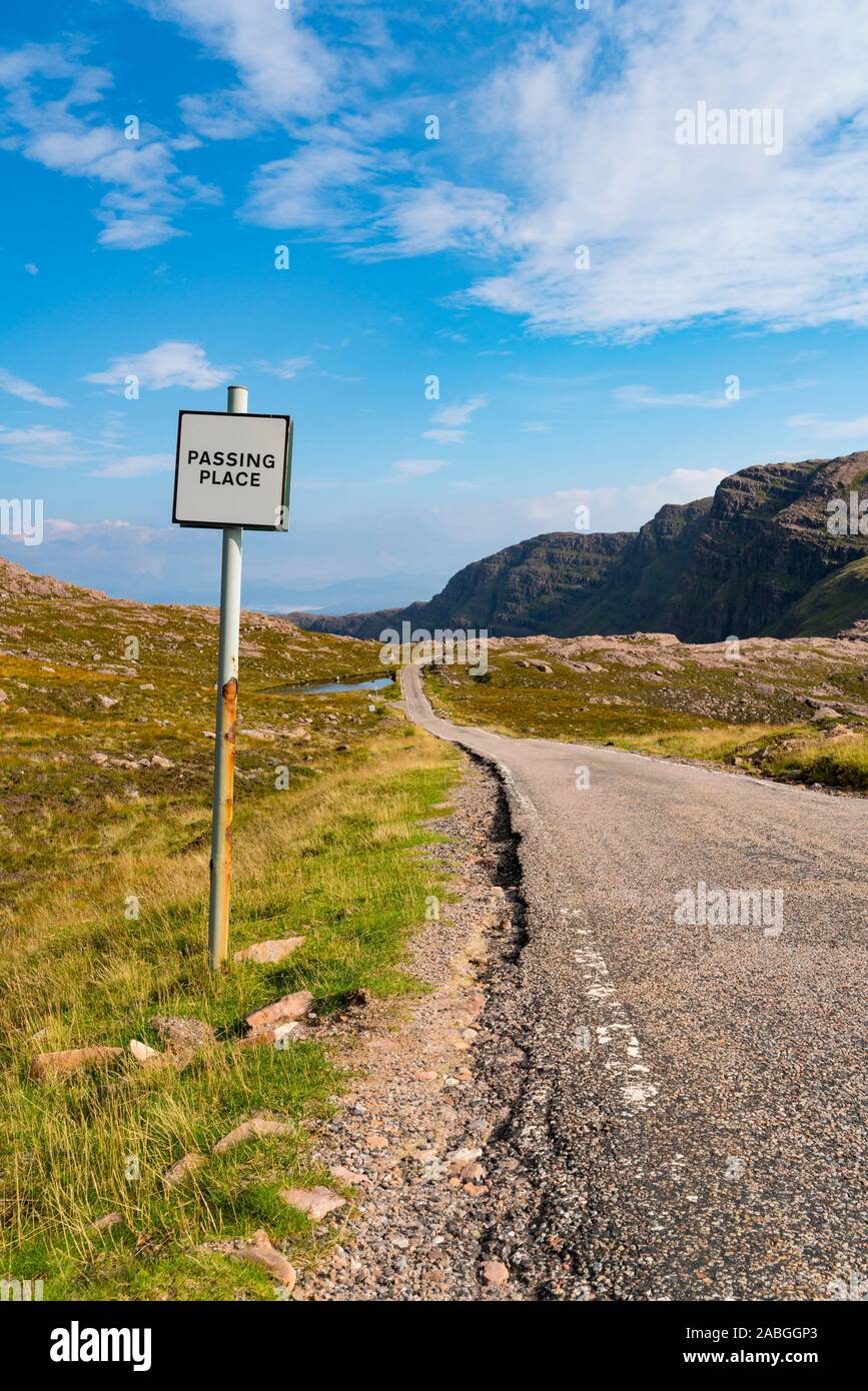 Passante posto sulla singola traccia strada alla penisola di Applecross in Scozia parte della costa del Nord 500 tourist road trip Foto Stock