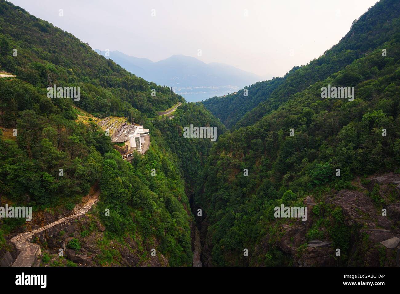 Vista dalla diga di Contra su una centrale idroelettrica in Ticino, Svizzera Foto Stock