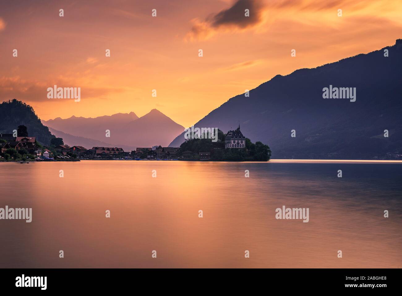 Il tramonto sopra Iseltwald penisola e ex castello in Svizzera Foto Stock