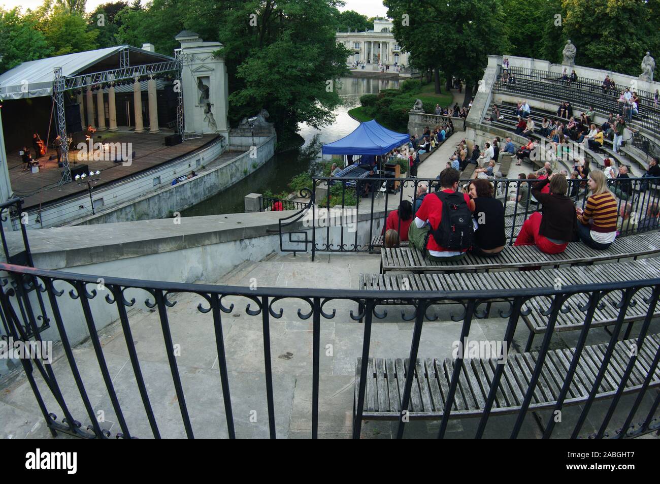 Concerto in Anfiteatro e vista sul Palazzo sull'isola, Lazienki Royal, Varsavia, Polonia Foto Stock