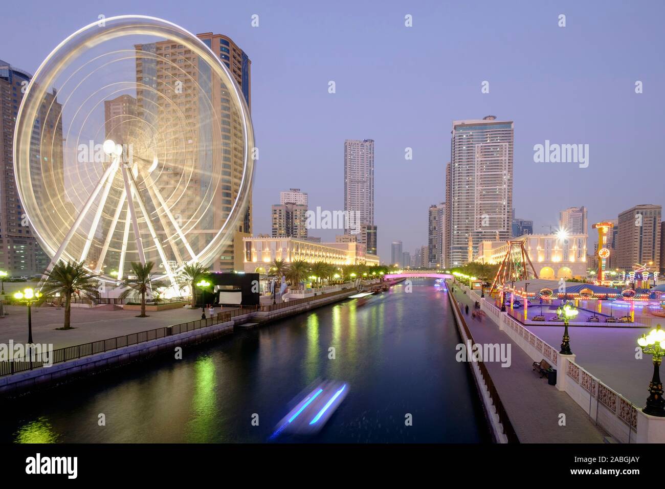 Vista serale dell'occhio degli Emirati ruota panoramica Ferris e Al Qasba entertainment district in Sharjah Emirati Arabi Uniti Foto Stock