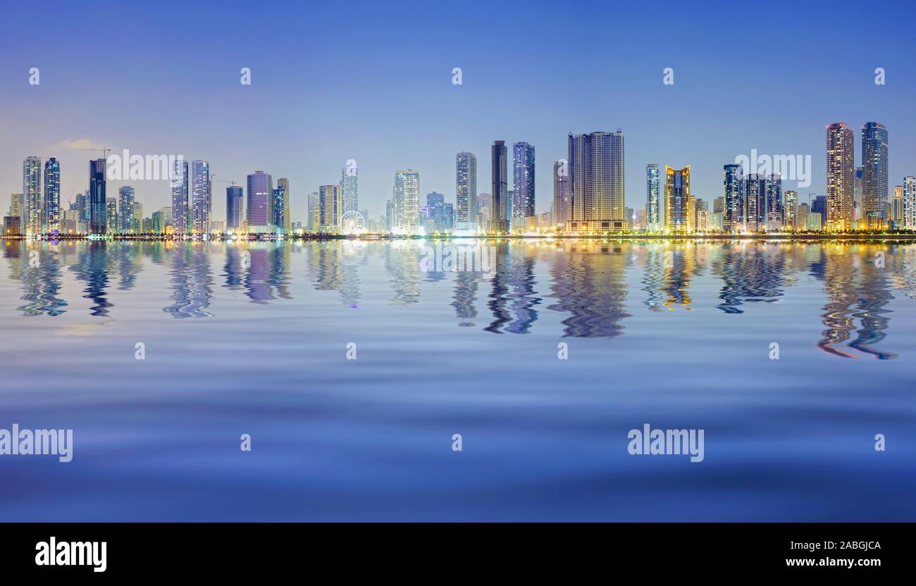 Notte vista sullo skyline di alto e moderno appartamento edifici lungo la corniche in Sharjah Emirati Arabi Uniti Foto Stock Notte vista sullo skyline di alto e moderno appartamento edifici lungo la corniche in Sharjah Emirati Arabi Uniti Foto Stock