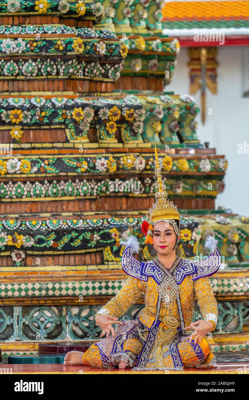 Bangkok, Tailandia - 03 Novembre 2018: prestazioni Khon, tailandese tradizionale Ramayana dramma mascherato arte per celebrare l'occasione di 230 anni di Wat Foto Stock