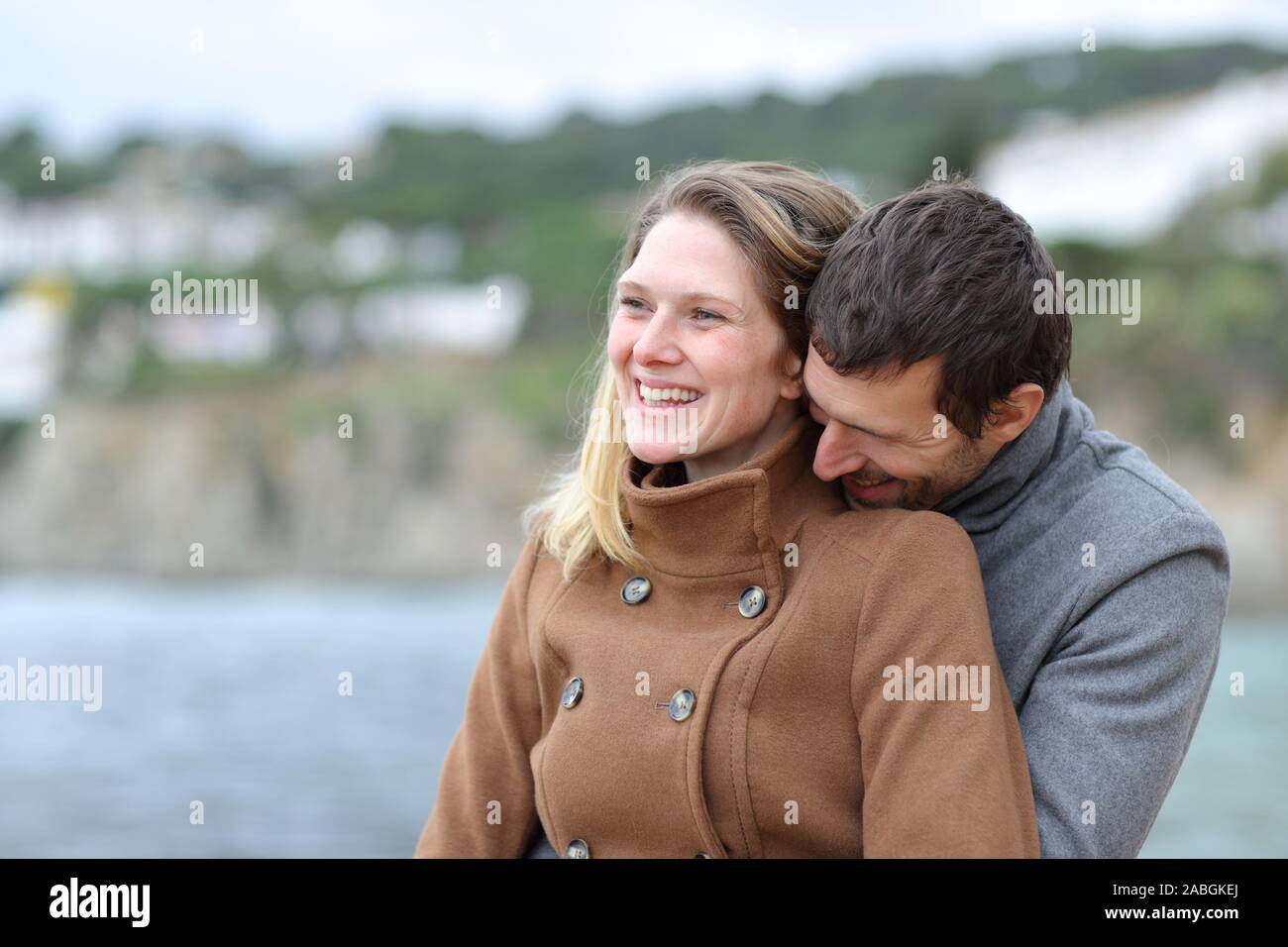 Coppia felice in amore flirt e ridere sulla spiaggia in inverno Foto Stock
