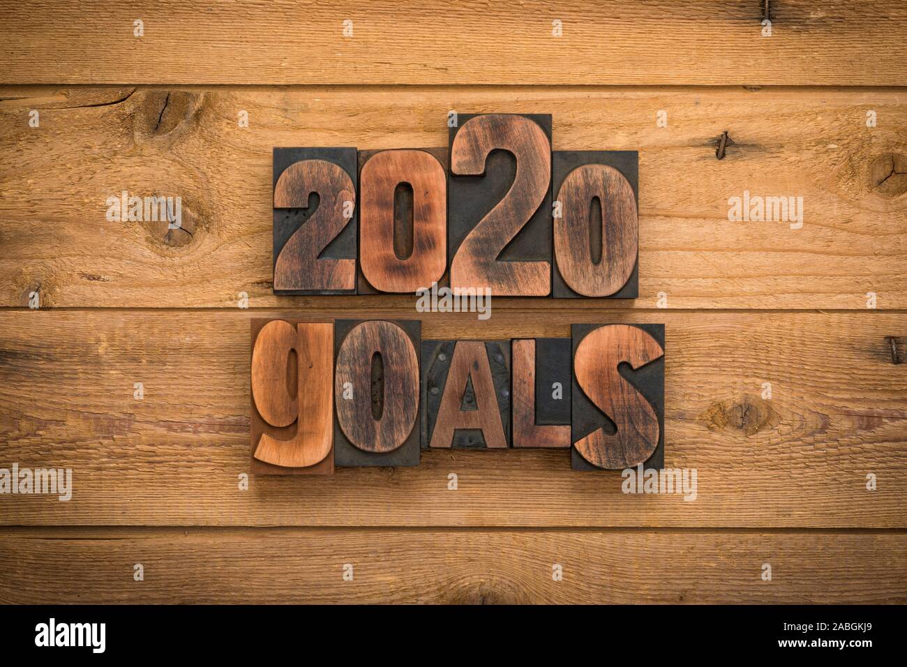 2020 obiettivi, una frase scritta con l'annata tipografia su blocchi di legno rustico sfondo. Foto Stock