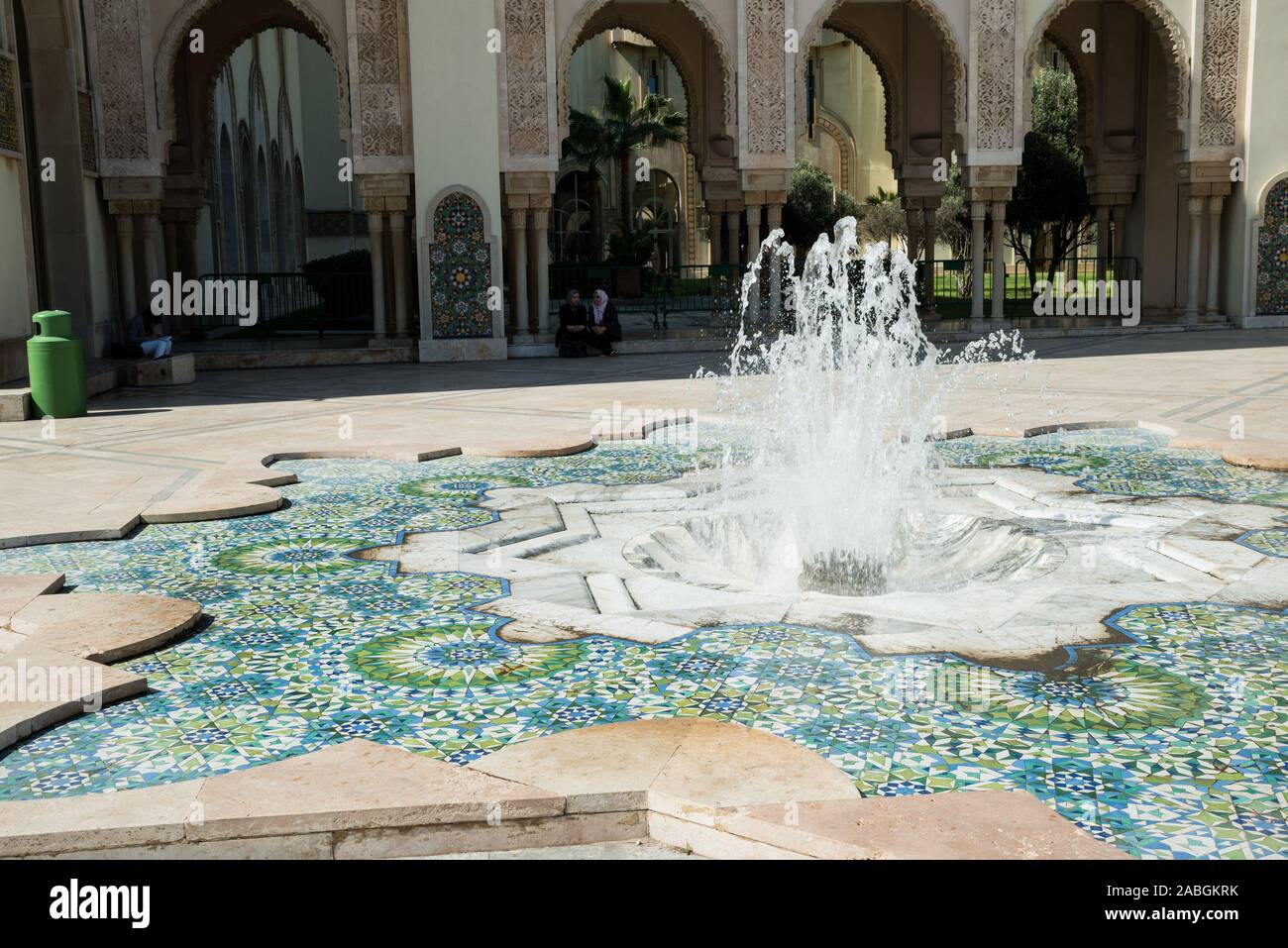 Fontana vicino alla Moschea di Hassan II o il Grande Mosquée Hassan II, Casablanca, Marocco Foto Stock