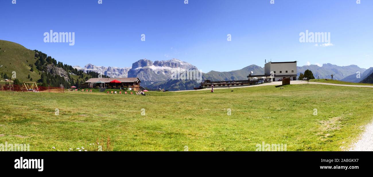 Stupenda vista delle Dolomiti - sullo sfondo la vista delle montagne del Sella con il Sass Pordoi e Soél (Italia). In primo piano la funivia arrivo di C Foto Stock