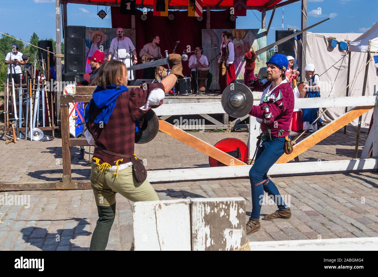 VYBORG, Russia - 27 Luglio: Sword battaglia durante la tradizionale festa medievale a luglio 27, 2019 a Vyborg, Russia Foto Stock