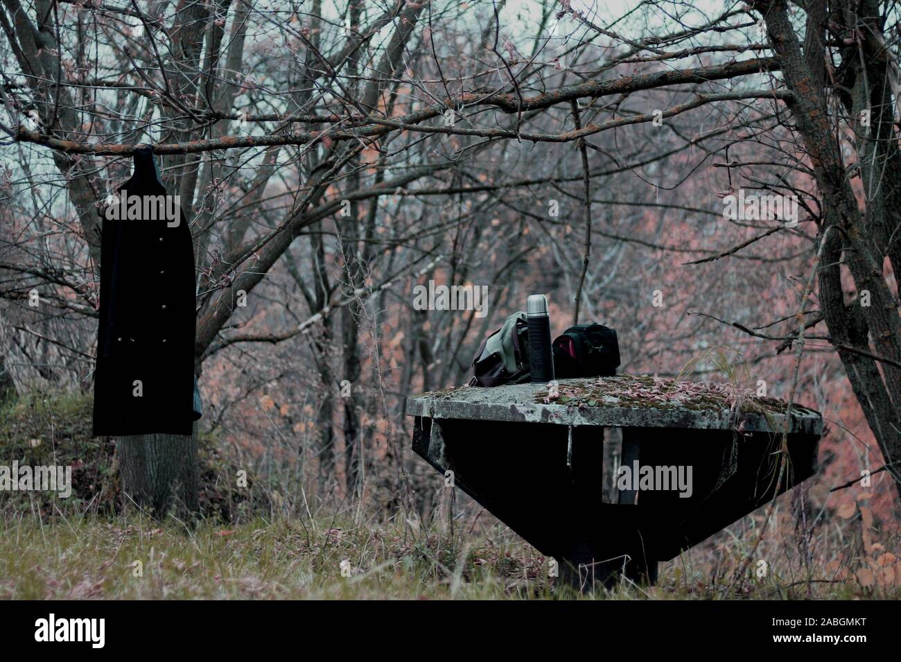 Notte scena picnic con mantello nero appesa sulla struttura ad albero sulla parte superiore di un bunker abbandonati nella parte anteriore della struttura spooky sfondo. Foto Stock
