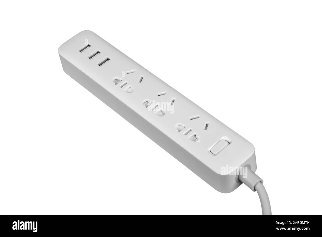La presa multipla con tre prese elettriche o cinesi o standard universale, illuminato interruttore di circuito di potenza e 3 di ricarica USB porte hub, isolato su un Foto Stock