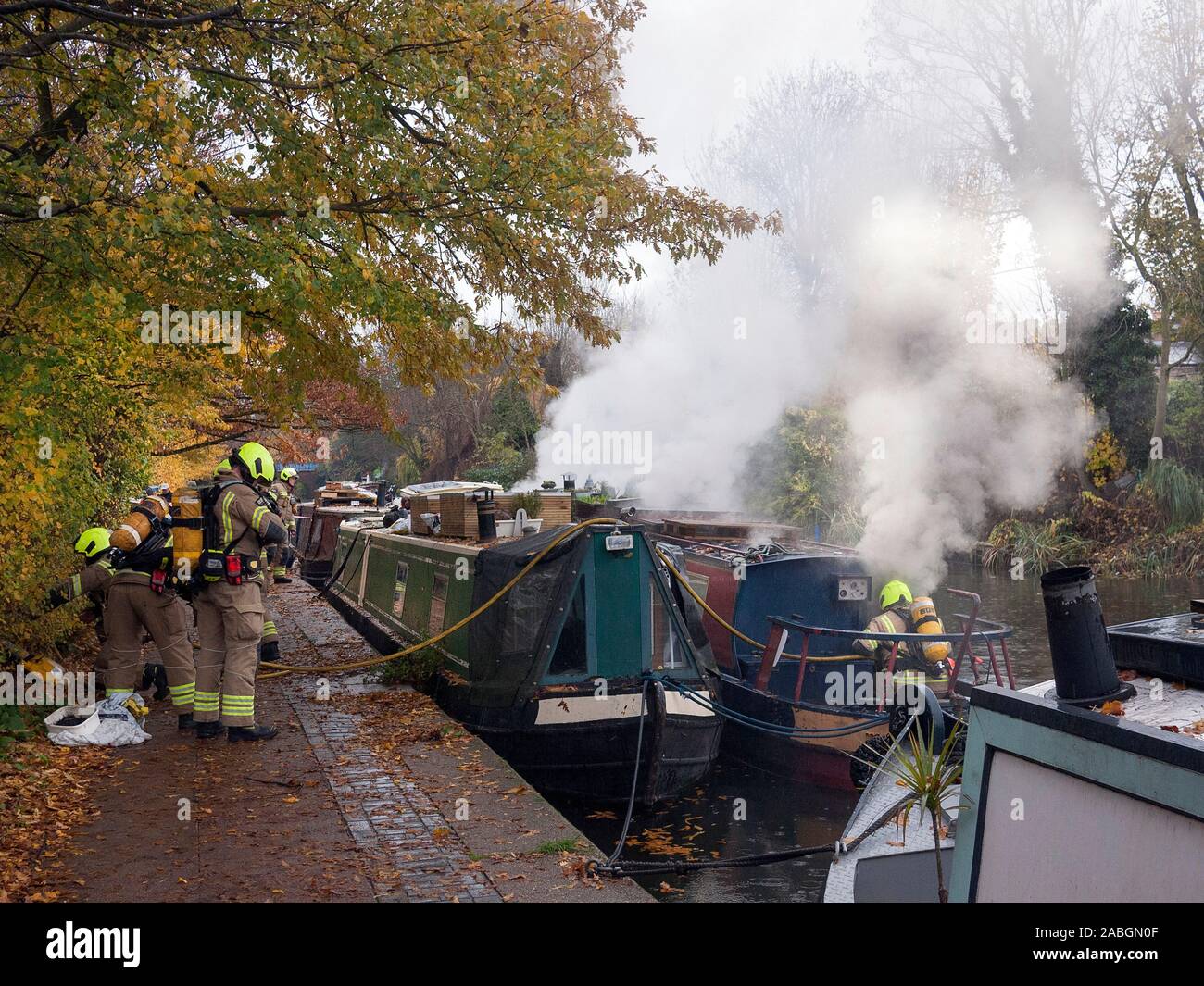 Il fuoco su una piccola barca sul Grand Union Canal vicino al Victoria Park East London REGNO UNITO Foto Stock