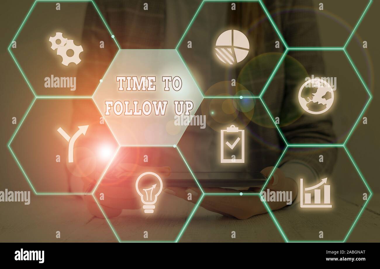 La scrittura della nota che mostra il tempo di Follow Up. Il concetto di business per la richiesta delle precedenti attività o informazioni continuazione Foto Stock