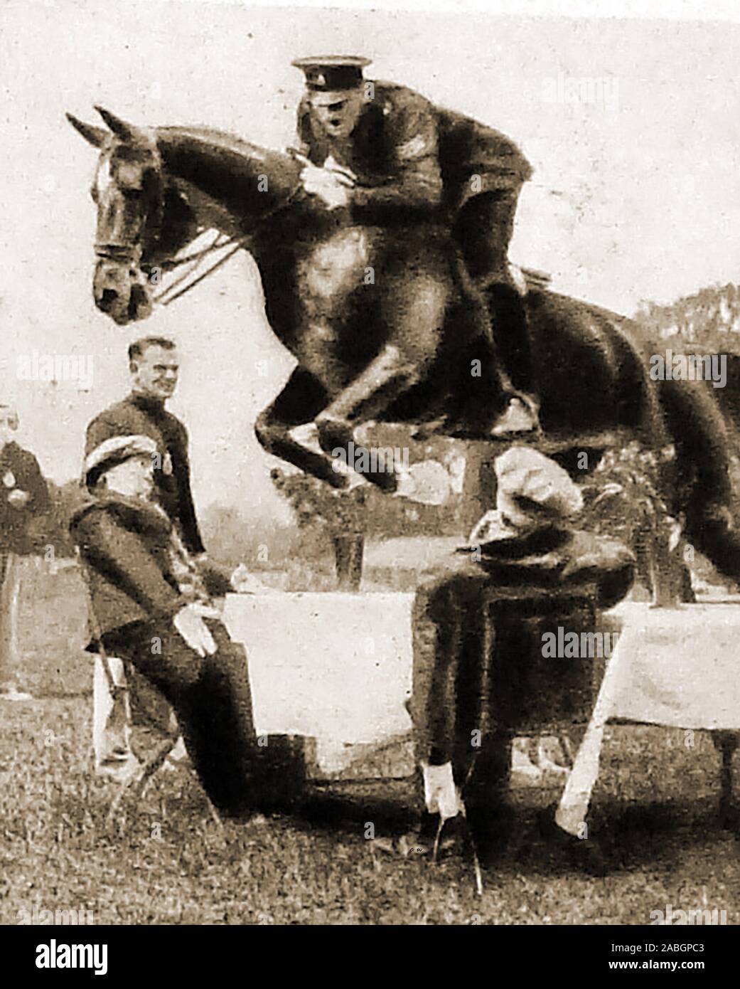 1948 vintage fotografia - un britannico montato poliziotto che mostra il suo cavallo competenze al Metropolitan Police Horse Show a Imber Court. Thames Ditton Foto Stock
