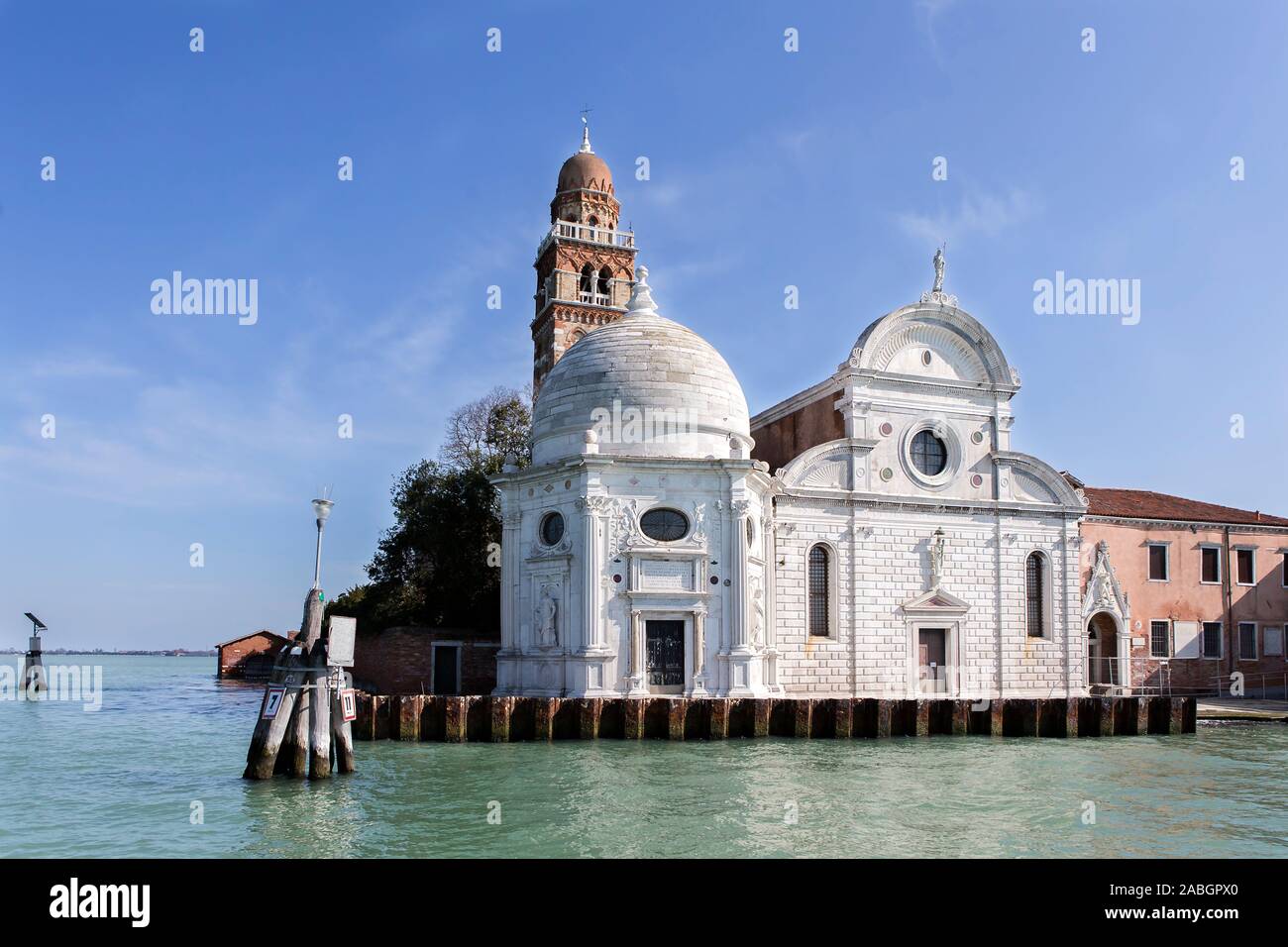 Vista iconica della chiesa di San Michele dal bus del mare a Venezia, Italia, sulla strada per l'isola di Murano Foto Stock