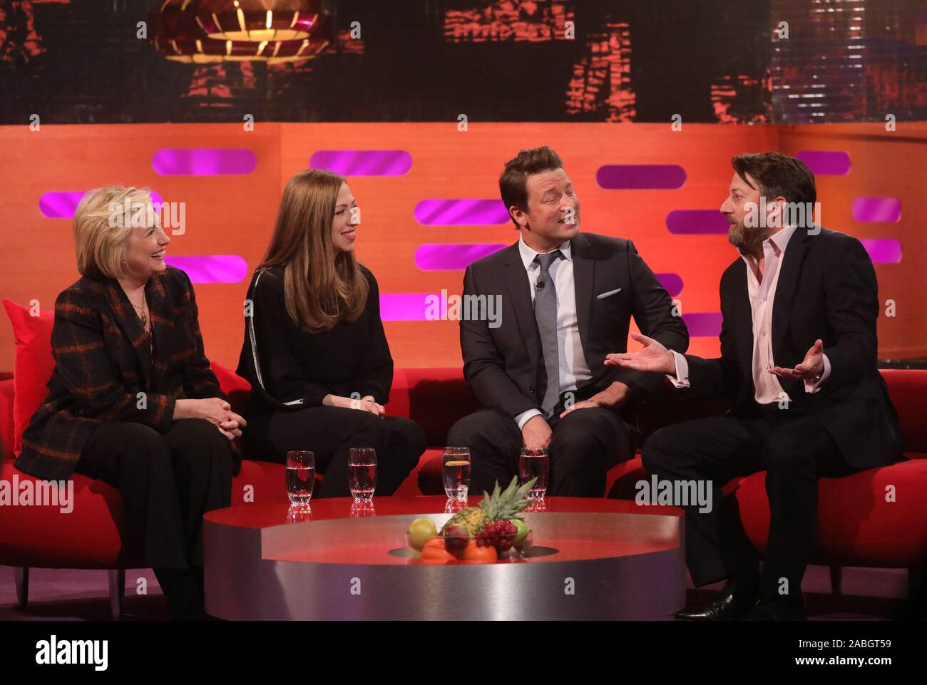 (Da sinistra a destra) Hillary Clinton Chelsea Clinton, Jamie Oliver e David Mitchell durante le riprese per il Graham Norton Show alla BBC Studioworks 6 Centro Televisivo, Wood Lane, Londra, per essere messo in onda su BBC One il venerdì sera. Foto Stock