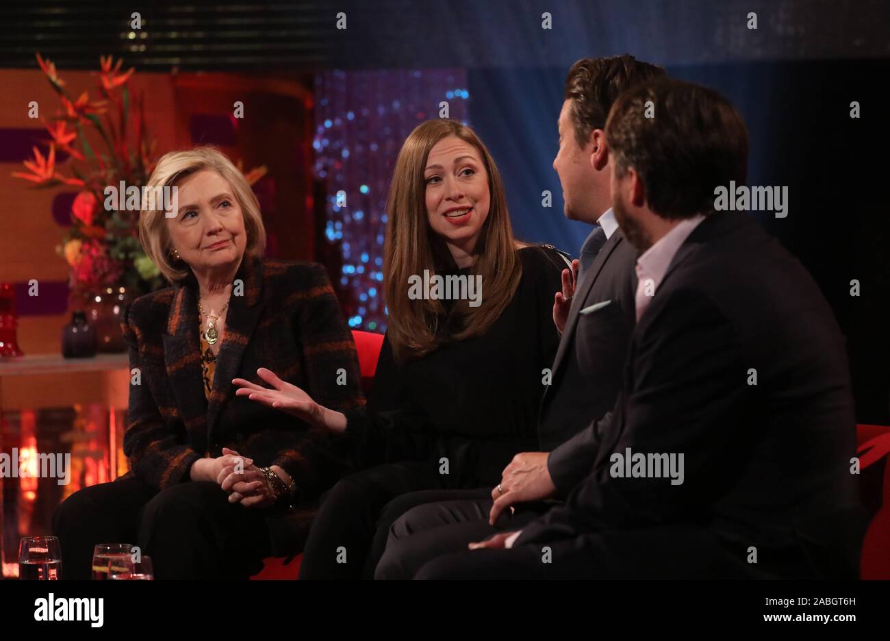 (Da sinistra a destra) Hillary Clinton Chelsea Clinton, Jamie Oliver e David Mitchell durante le riprese per il Graham Norton Show alla BBC Studioworks 6 Centro Televisivo, Wood Lane, Londra, per essere messo in onda su BBC One il venerdì sera. Foto Stock