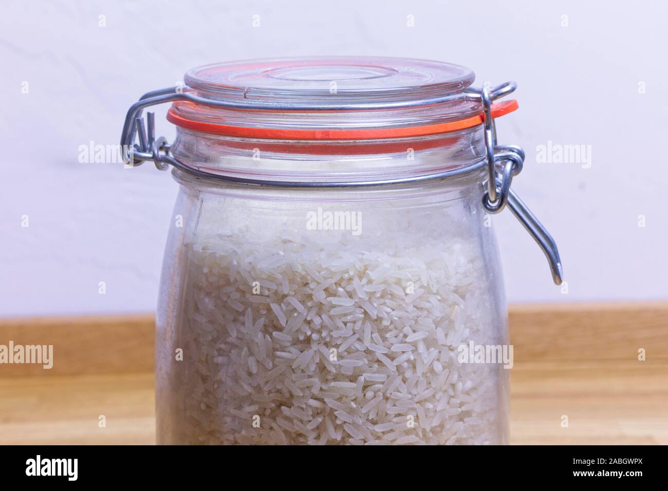 Kilner vaso pieno di riso a grani lunghi Foto Stock