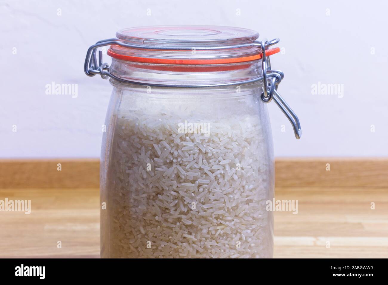 Kilner vaso pieno di riso a grani lunghi Foto Stock