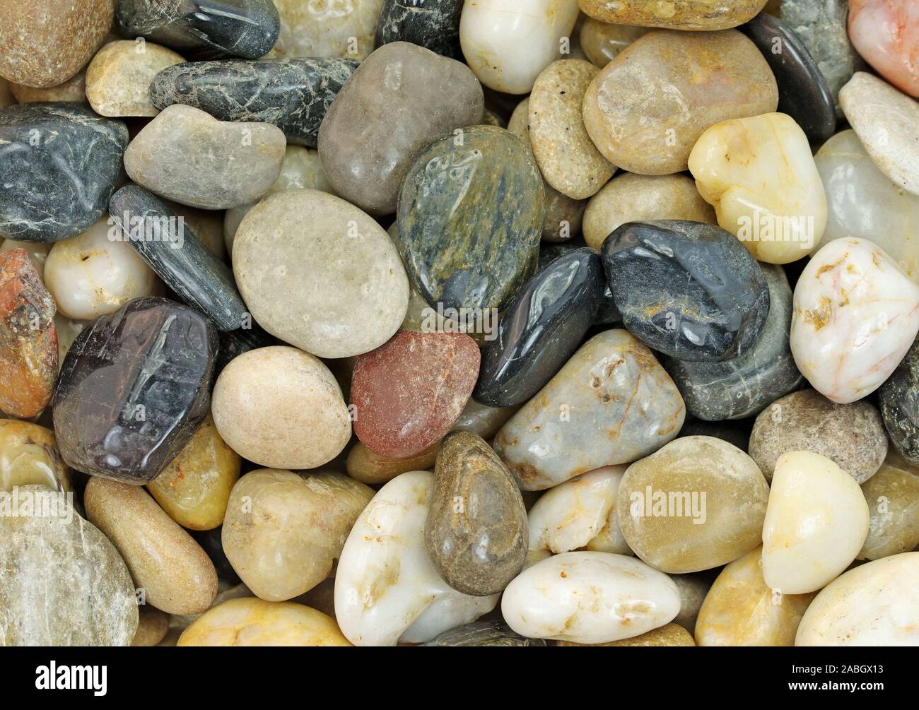 Molti ciottoli colorati per decorare Foto Stock
