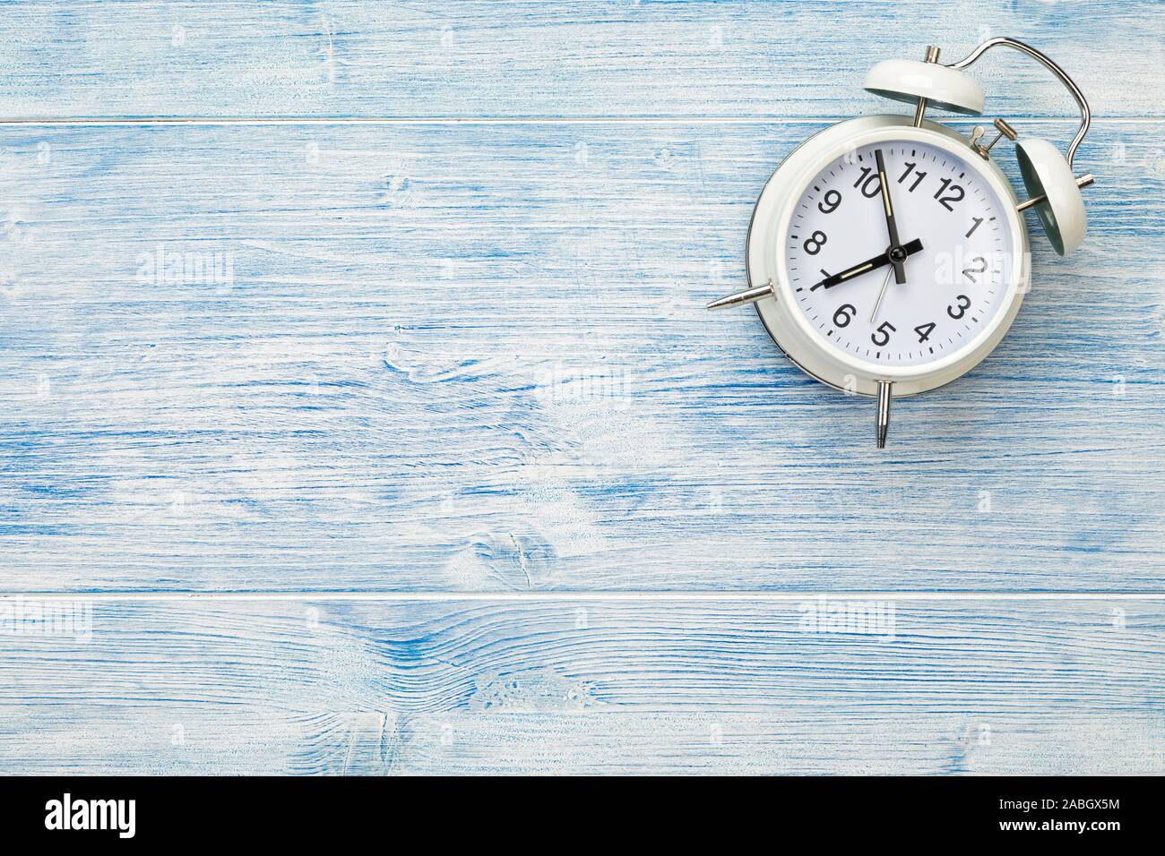 Orologio sveglia blu su sfondo di legno con copia spazio, ad alto angolo di visione Foto Stock