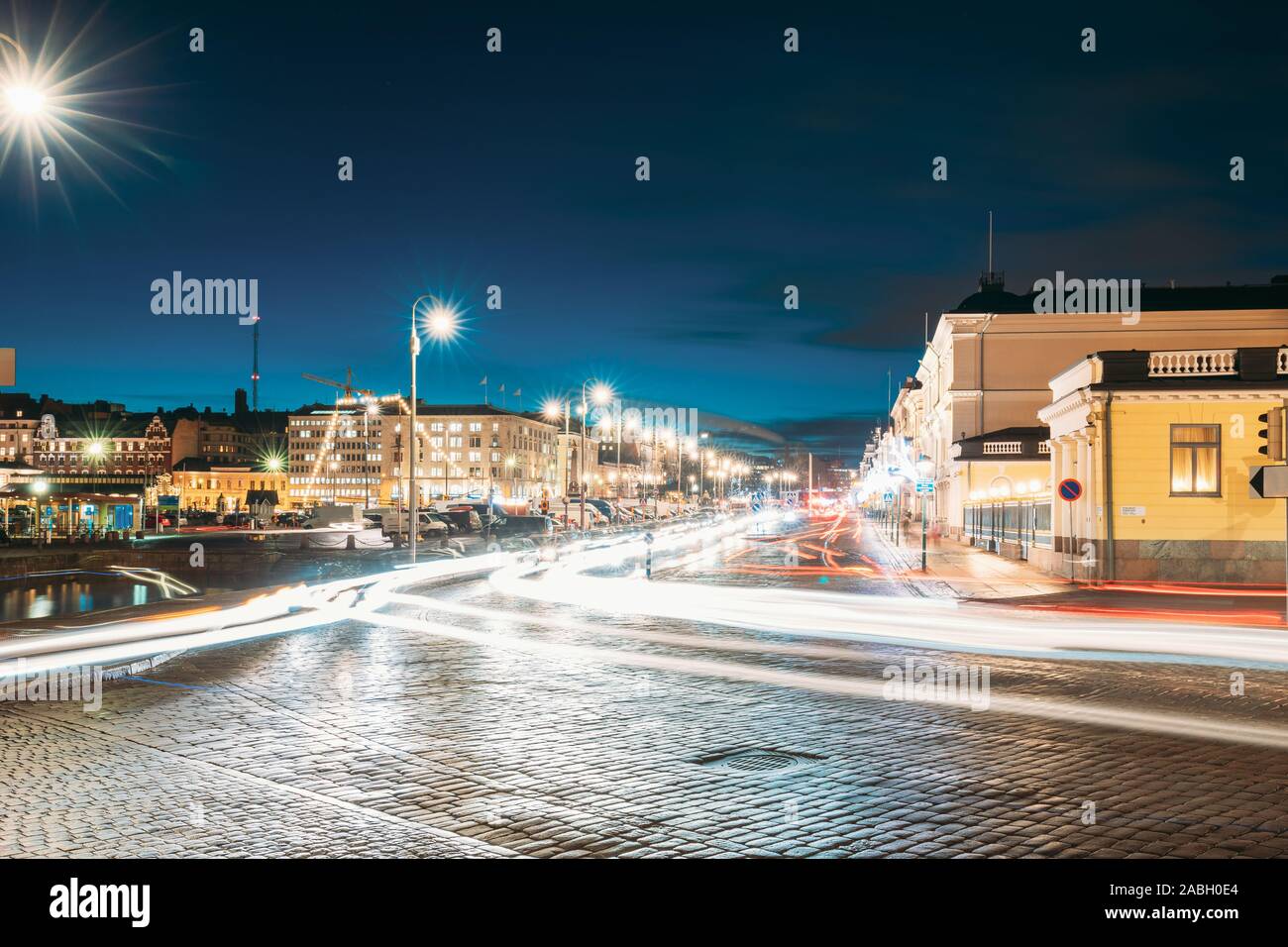 Helsinki, Finlandia. Il traffico notturno in Pohjoisesplanadi Street in serata o l'illuminazione notturna. Foto Stock