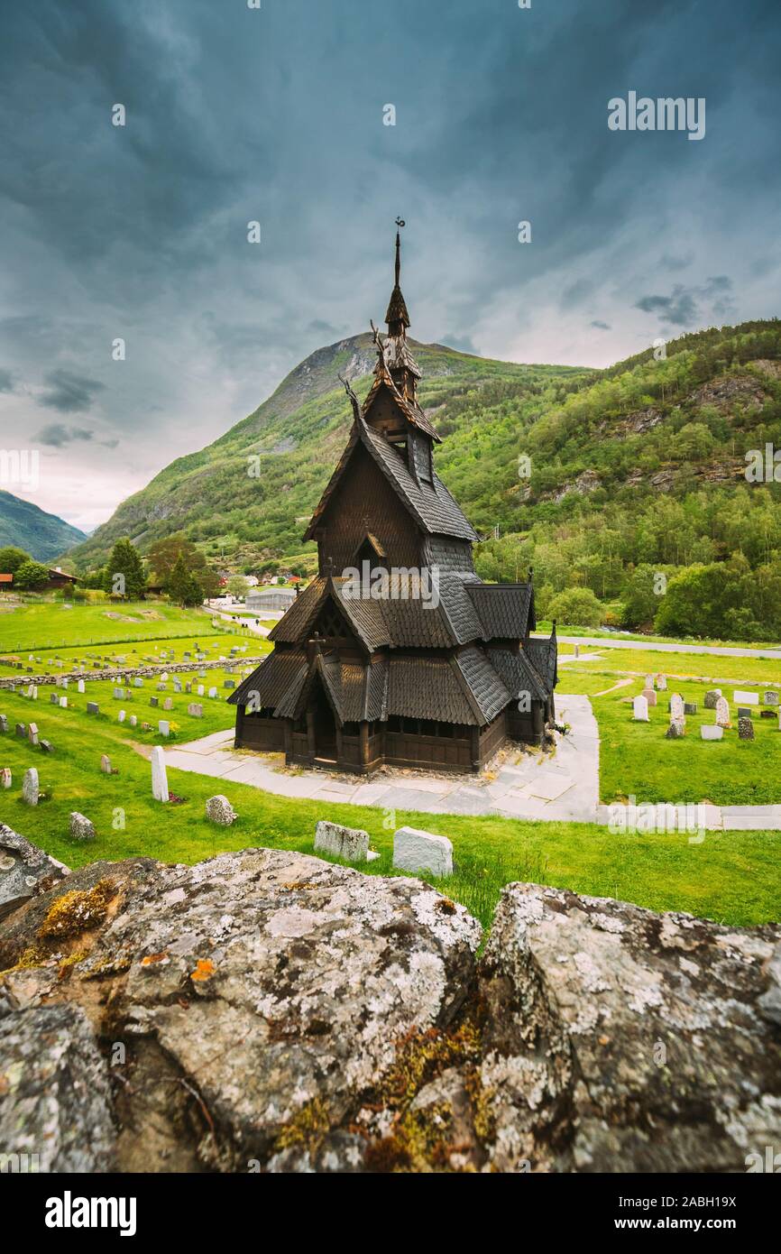Borgund, Norvegia. Famoso punto di riferimento Stavkirke un vecchio legno navata tripla doga chiesa nel giorno d'estate. Antico legno vecchio culto in campagna norvegese L Foto Stock