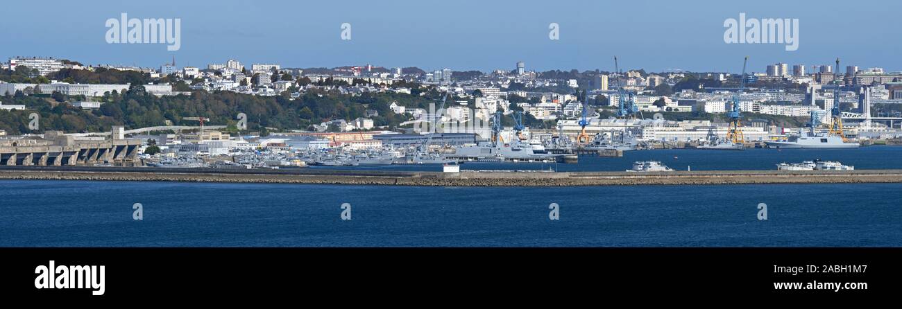 Vista panoramica su tedesco WW2 U-boat penna sottomarino e il francese navi della Marina Militare ormeggiata nel porto / porto della città di Brest, Finistère Bretagna, Francia Foto Stock