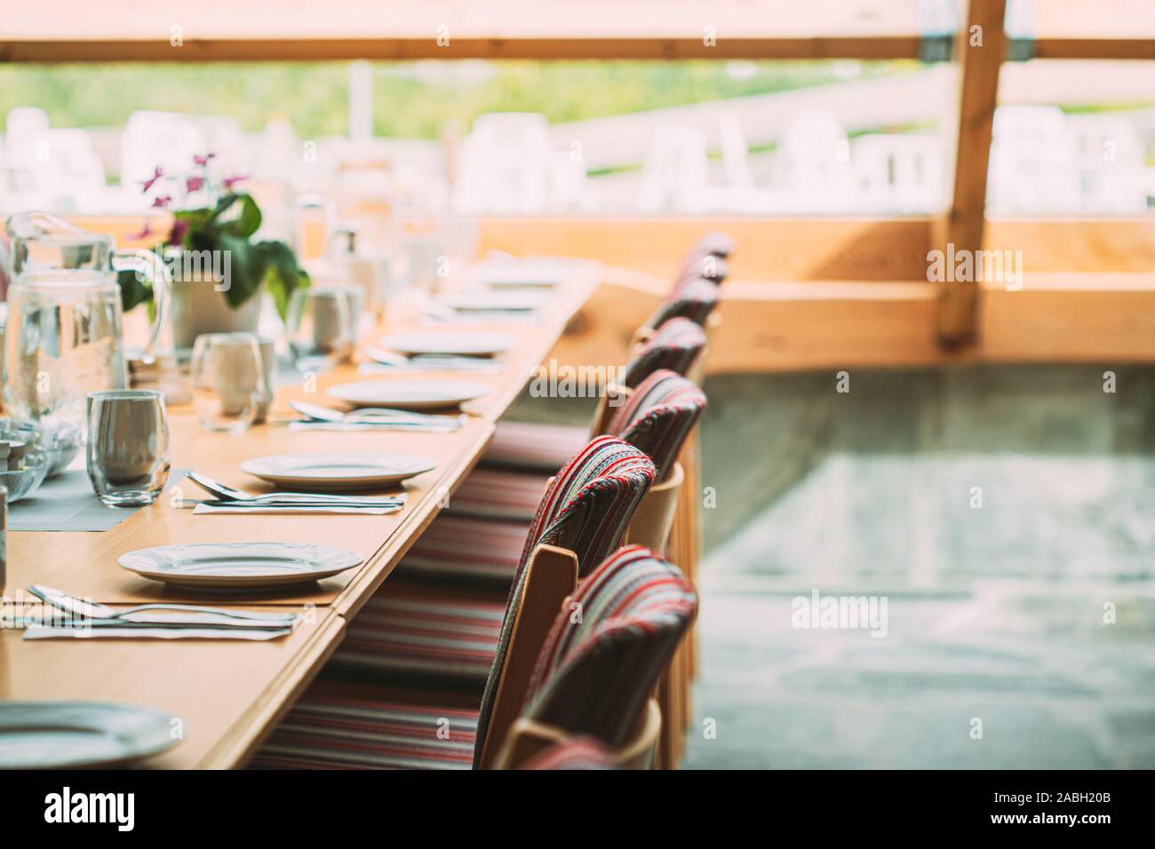 Interni accoglienti dell'estate Cafe. Tavola e posate stabiliti. Foto Stock