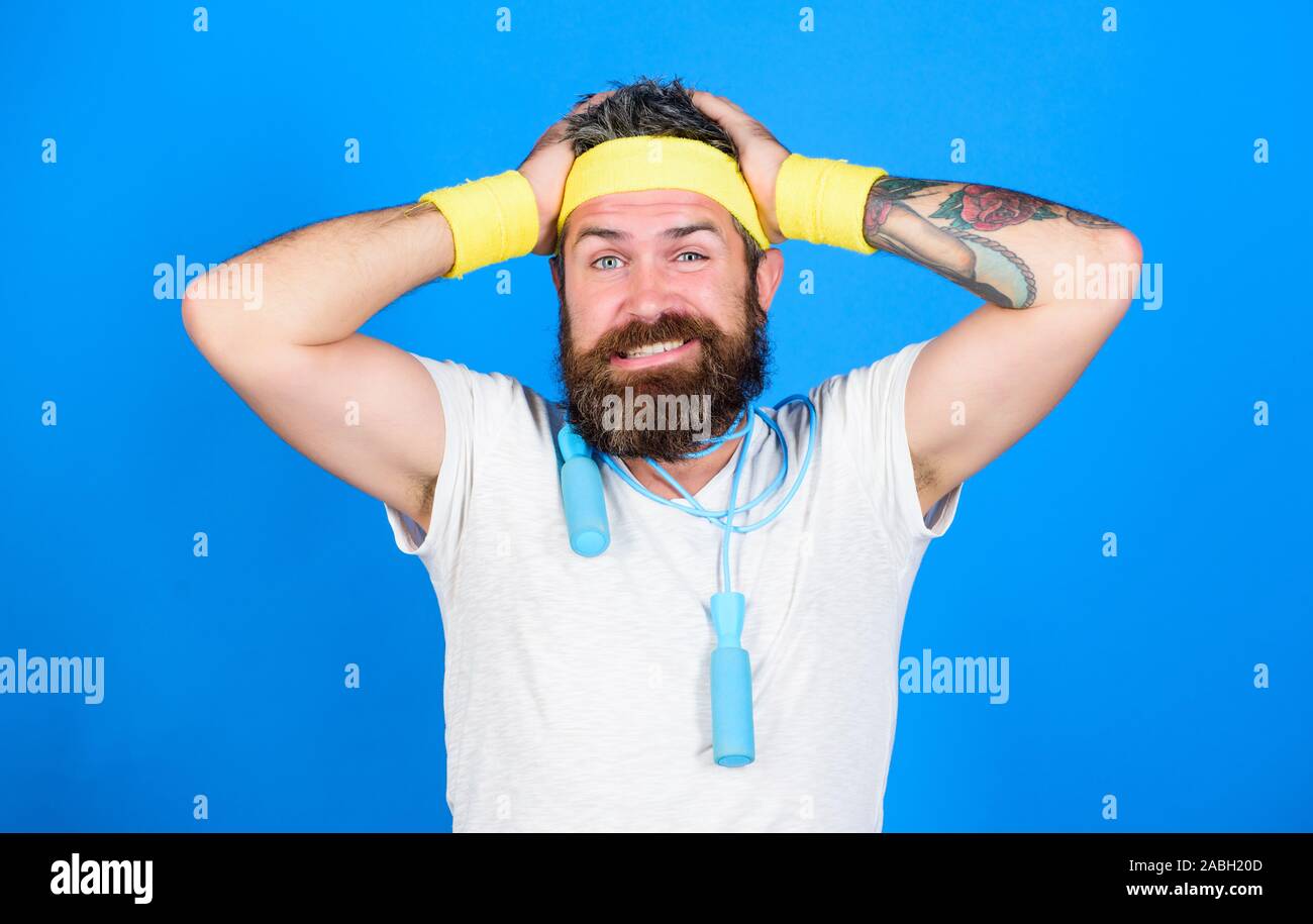 Oh mio Dio. maturo sportivo istruttore di fitness fare esercizio in palestra. condurre uno stile di vita sano. Negozio di sport attrezzature. attività estiva. Uomo Barbuto atleta tenere premuto salto con la corda. motivazione concetto. Foto Stock