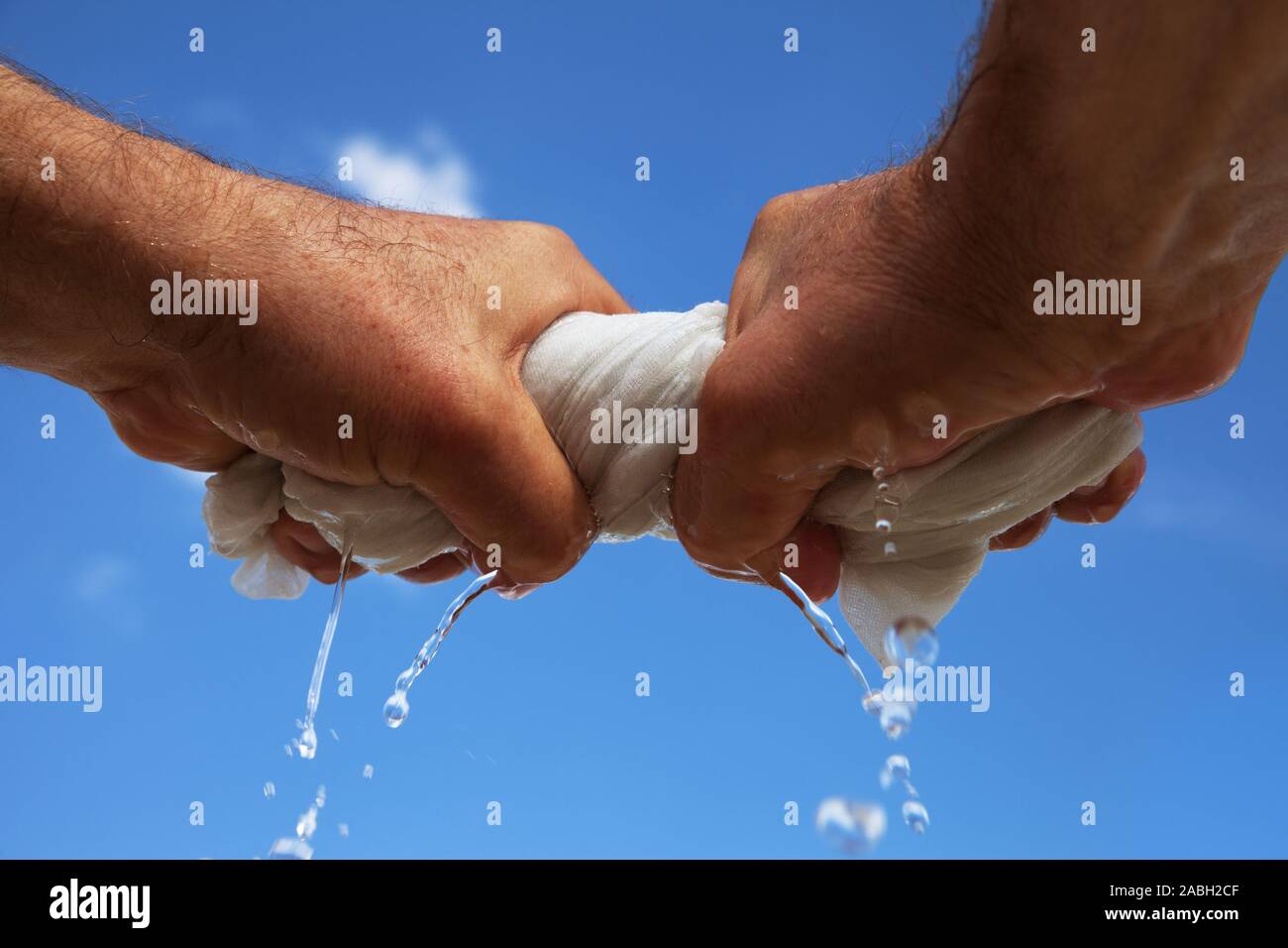 L'uomo strizzare il panno umido Foto stock - Alamy