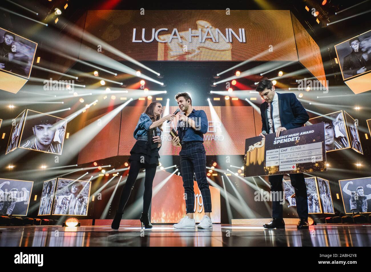 Zurigo, Svizzera. 22nd, novembre 2019. La Swiss cantante e cantautore vini l'energia Music Award 2019 durante la Energy Star notte 2019 al Hallenstadion di Zurigo. (Photo credit: Gonzales foto - Tilman Jentzsch). Foto Stock