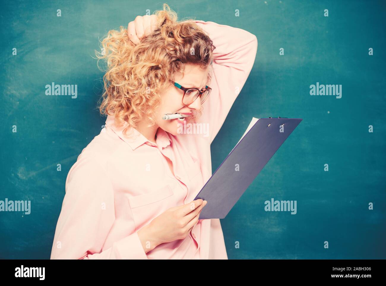 Progetto scuola. Il tutor compiti di controllo. Donna smart lady tenere documenti tablet. Leggere il profilo personale. Saggio di stima dei richiedenti. Insegnante di letteratura leggere composizione. Leggere impressionando riprendere. Foto Stock